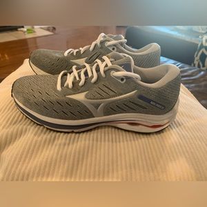 Women’s Mizuno Wave Rider 24
